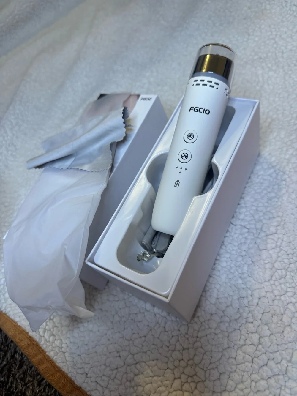 White Hot/Cold Beauty Device for Face – Red Accent